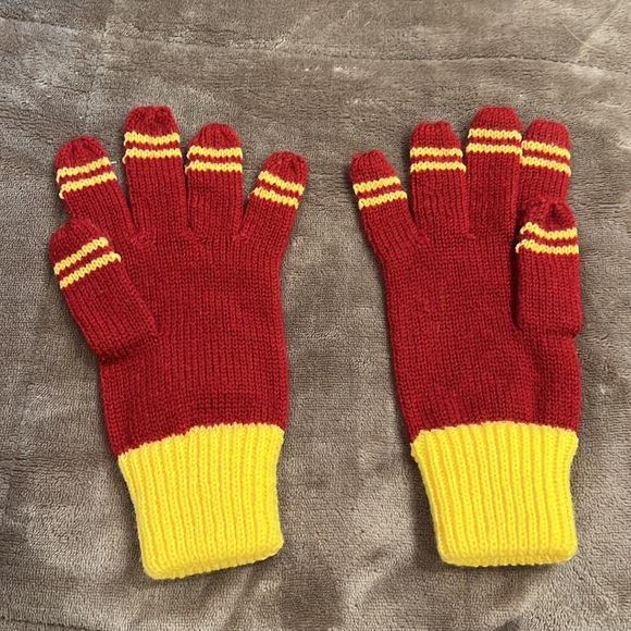 Harry Potter Gryffindor gloves from the wizarding world of Harry Potter - Picture 4 of 4